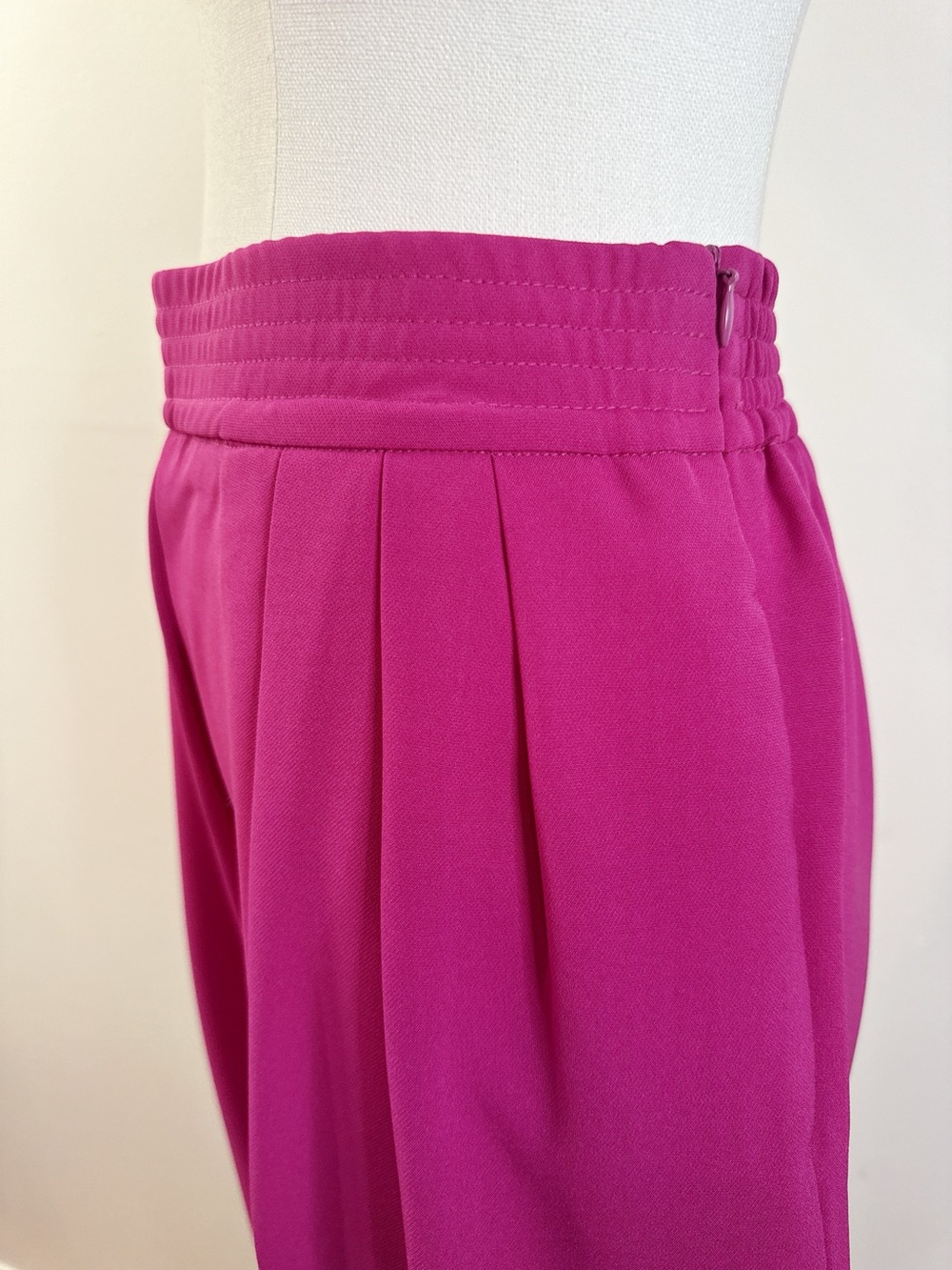 đ Shocking Pink High-Waisted Pleated Pants - Picture 3 of 7